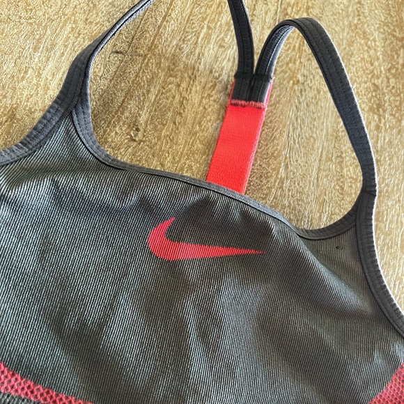 Girls Nike sports bra - Picture 2 of 5